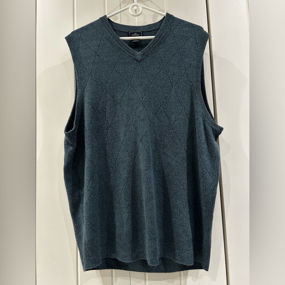 Dockers lightweight knit vest